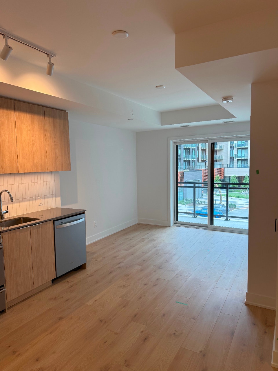 Brand new and Luxury 1 Bedroom plus Den for rent 2