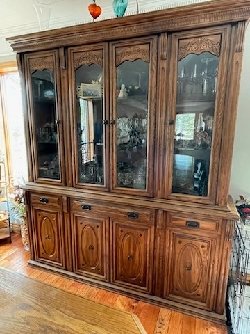 1982 Oak Buffet Hutch Cabinet in Dining Tables & Sets in Strathcona County