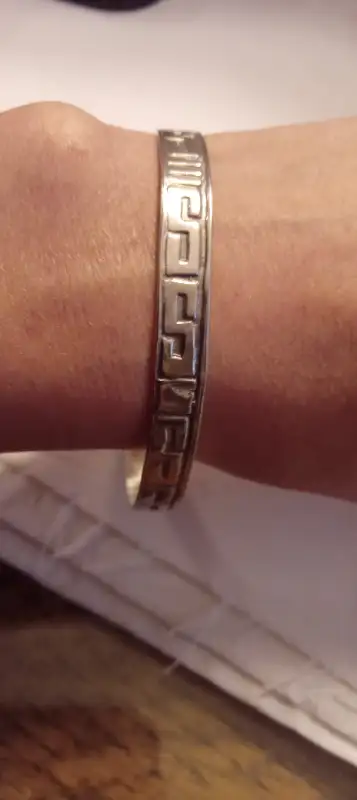 A HEAVY SOLID 925 STERLING SILVER BRACELET WEIGHING 14GMS WITH DESIGN ALL AROUND. IT IS IN PERFECT C...