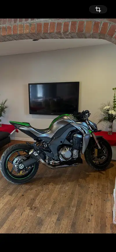 Kawasaki Z1000 ABS 2014 33k km **petite plaque$ Vente a contrecoeur. La moto roule comme un charme e...