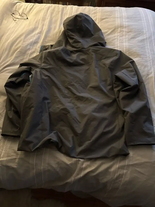 Mint condition Men’s XL - extra large - Ski / Snowboard jacket in Ski in Calgary - Image 3