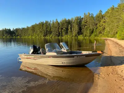 Bateau en excellente condition, parfait pour la pêche ou les sorties en famille! Détails : • Moteur...