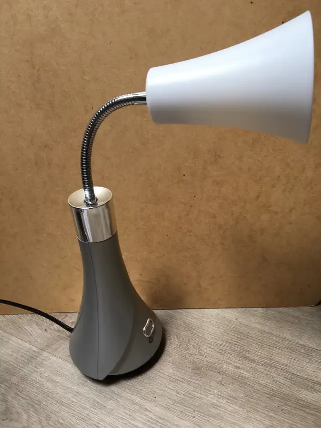 Desk lamp in Indoor Lighting & Fans in City of Montréal - Image 7
