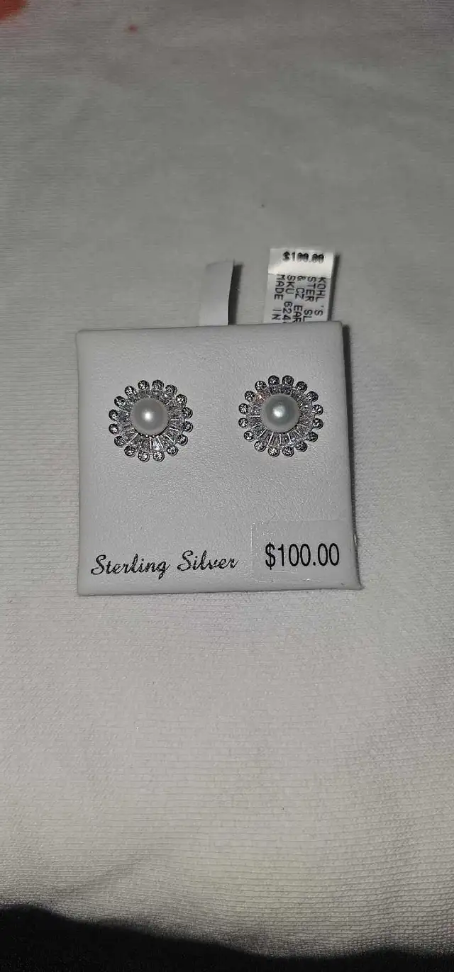 Sterling Silver Pearl Earrings in Jewellery & Watches in City of Toronto - Image 2