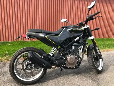 For sale a 2018 Husqvarna Svartpilen 401 with under 5000km on the odometer. Made in Austria, before...