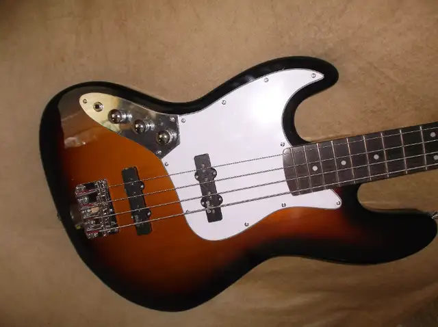 Stagg Basse gauchere in Guitars in Sherbrooke - Image 2