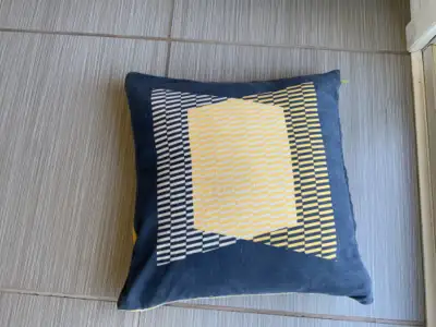 COUSSIN DÉCORATIF JAUNE ET18 X 18 PO. EN COTON 74% & 26% POLYESTER (IKEA) - TRÈS BONNE CONDITION - P...