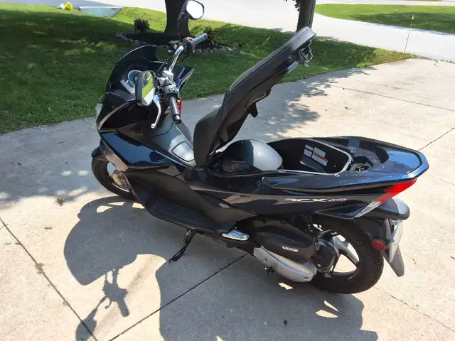 Honda PCX 150 in Scooters & Pocket Bikes in Hamilton - Image 3