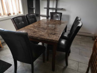 Table en granite et chaises en cuir