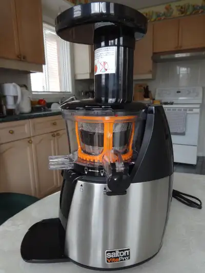 LOW SPEED JUICER AND SMOOTHIE MAKER SALTON VITAPRO®PLUS for sale, View more