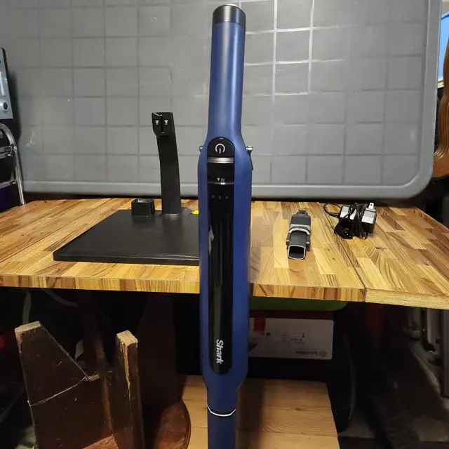 Shark wireless Vacuum cleaner rubber power fins small cordless - in Vacuums in Oakville / Halton Region - Image 5
