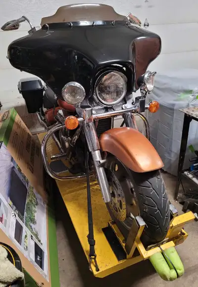 Harley batwing, direct bolt on to Road King. Can be adapted to any bike with good planning. I had it...