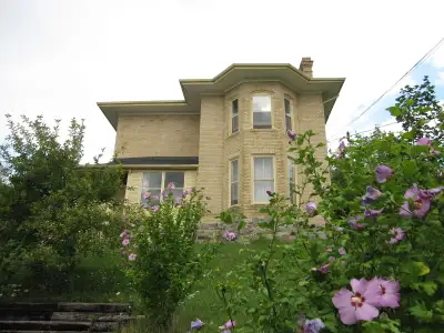 2-Bedroom Apartment for Rent – Peterborough, Ontario Spacious and bright second-floor apartment, sui...