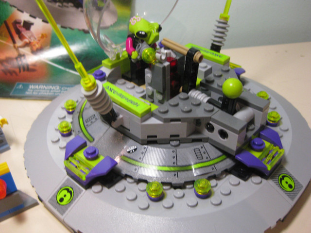 Lego Space Alien Conquest UFO Abduction set (complete w manual) in Toys & Games in Ottawa - Image 3