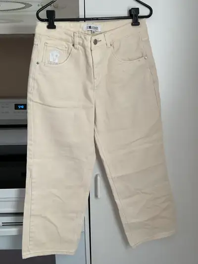 Pantalon vraiment vraiment neuf Taille 26 Longueur de jambes24et de la taille jusqu’en bas 34 jamais...