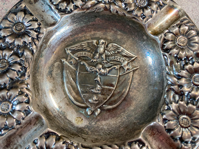 SOLID SILVER .900 - COAT OF ARMS - FLORAL DESIGN. dans Art et objets de collection  à Longueuil/Rive Sud - Image 2