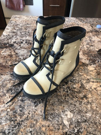 Like new sorel rain boots size 8