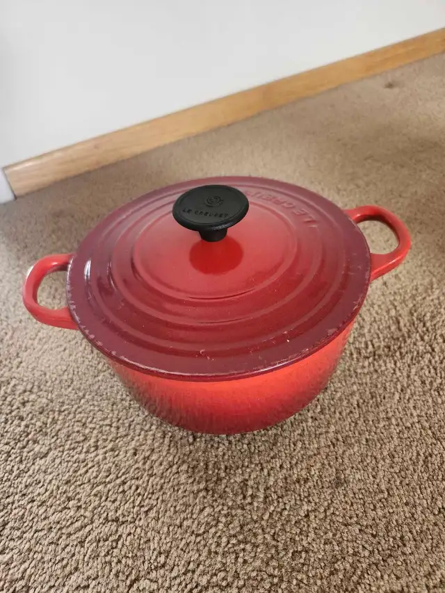 Le Creuset Red 2 QT Dutch Oven in Kitchen & Dining Wares in Calgary - Image 2