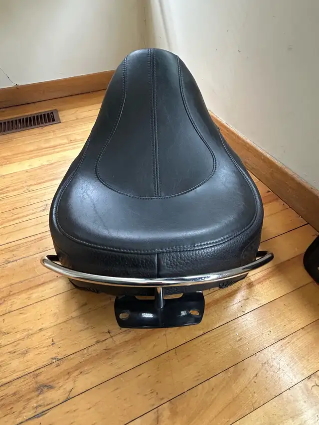 FLSTN 2008 HD Softail Deluxeoriginal Seat in Motorcycle Parts & Accessories in Moncton - Image 3