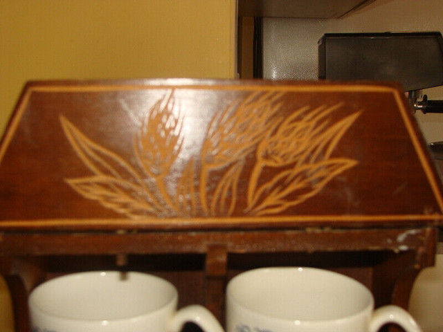 Ensemble de 4 tasses à café, avec support en bois dans Art et objets de collection  à Laval/Rive Nord - Image 3