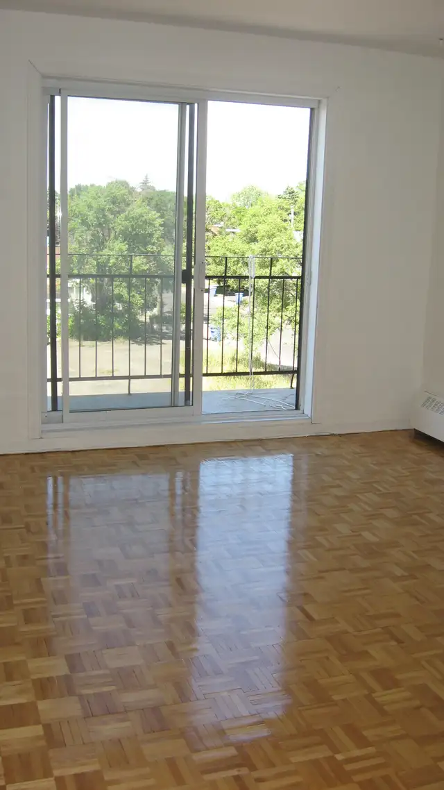 5 ½ à 2 min Métro Longueuil tout inclus et wifi