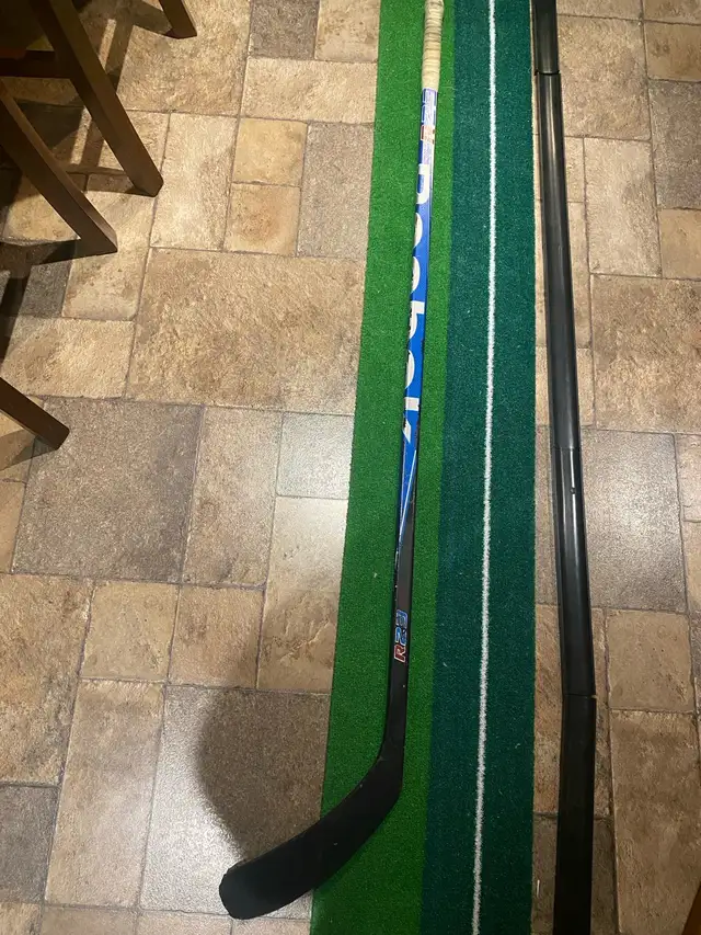 Reebok R23 SR Flex  Crosby P29 Left Handed Hockey Stick 64” in Hockey in Hamilton - Image 2