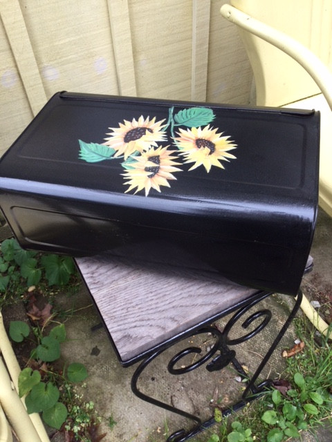 Up-cycled vintage tin bread box - hand painted Sunflowers! in Arts & Collectibles in Muskoka - Image 4
