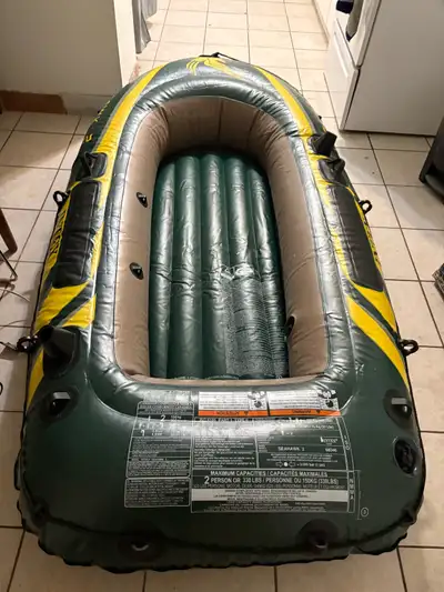 Boat, high pressure pump, set of oars. And electric pump for extra $10 It’s a 2 person boat