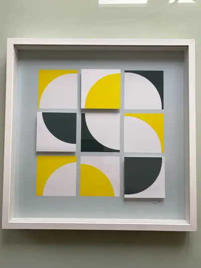 Cadre blanc Ikéa, motif moderne jaune, gris et blanc. Dimensions : approx. 20,5 x 20,5 pouces ou 52,...