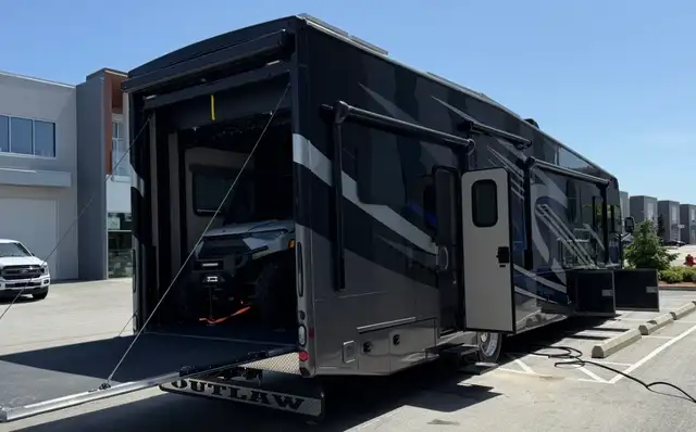 2023 Thor Outlaw 38MB Toy Hauler Motorhome in RVs & Motorhomes in Burnaby/New Westminster - Image 3
