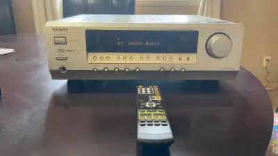 Très bonne sonorité. Le TX-SR304 dispose de convertisseurs audio 192 kHz/24-bits pour chacun des cin...