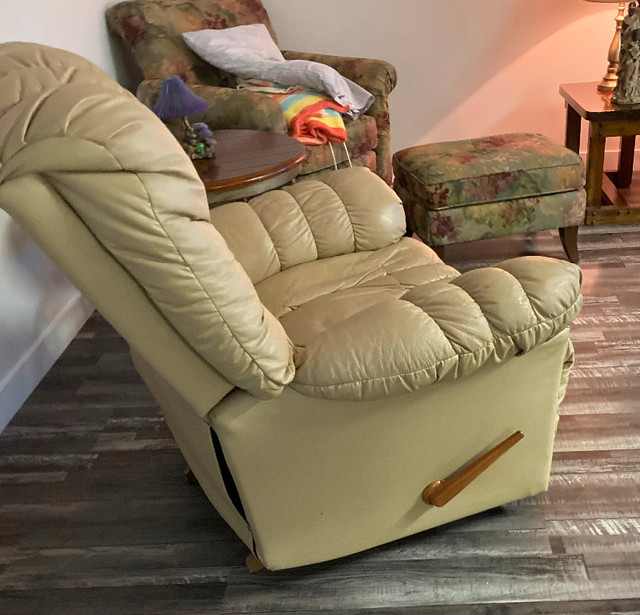 Leather rocker recliner in Chairs & Recliners in Strathcona County - Image 3
