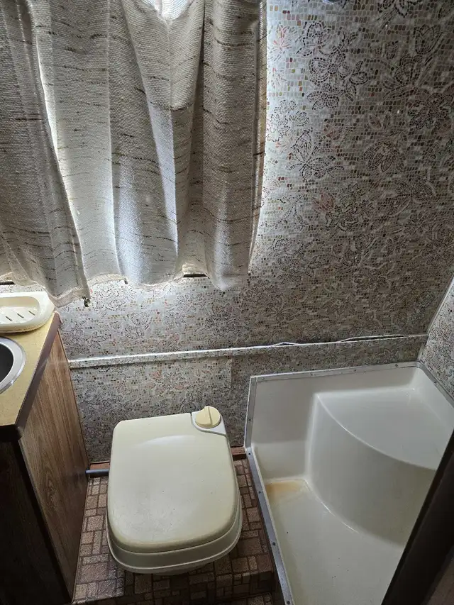 1981 ford motorhome in RVs & Motorhomes in Calgary - Image 6