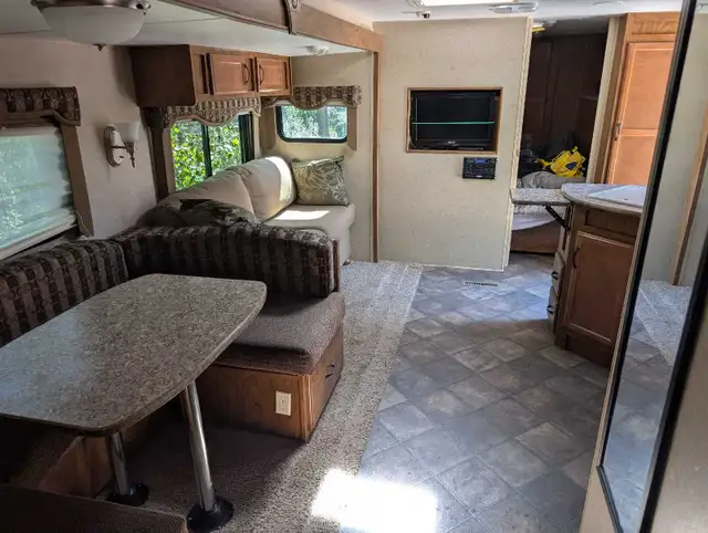 2014 outdoors RV creekside 31kqbs travel trailer in Travel Trailers & Campers in Vernon - Image 5