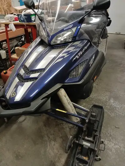 Motoneige en excellente condition, batterie vient d'être changée. Poignées conducteur et passager ch...