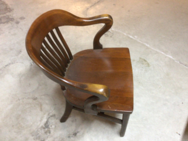 Older wooden office desk chair in Chairs & Recliners in Ottawa - Image 2