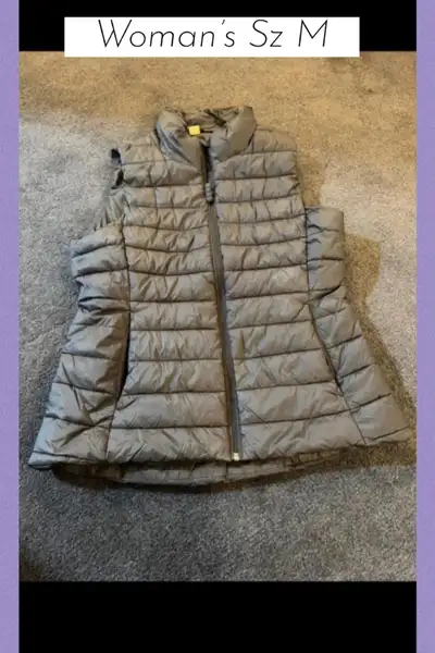 Woman’s black puffer vest Sz M……OLD NAVY, View more