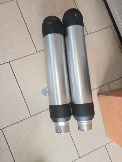 2006-2010 HARLEY DAVIDSON V-ROD MUFFLER. 1000KMS ON PART. AS IS.