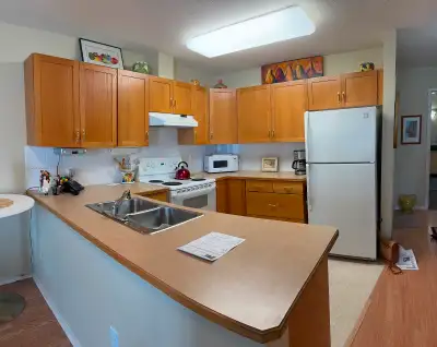 Lovely 1 bedroom with in suite laundry and laminate floors facing the beautiful gardens of Mission H...