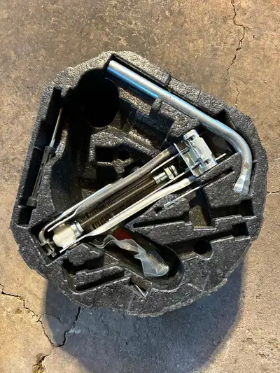 Near mint condition AUDI/VOLKSWAGEN Jack kit. $100 obo.