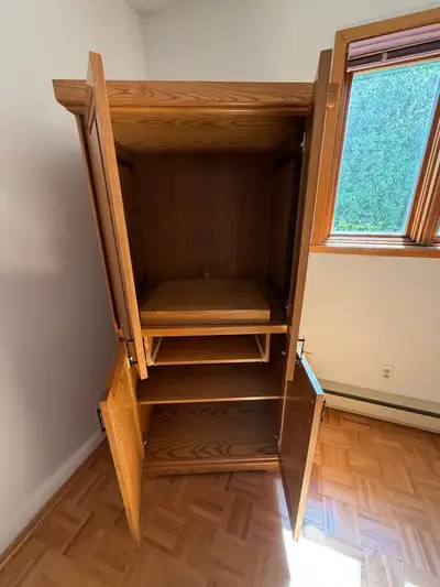 Ce meuble de rangement en bois polyvalent offre un espace pratique pour organiser votre maison tout...