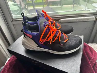 You’re looking at a brand new pair of Nike Zoom Moc in size 10 we ship 3 times a week. 12 years on K...