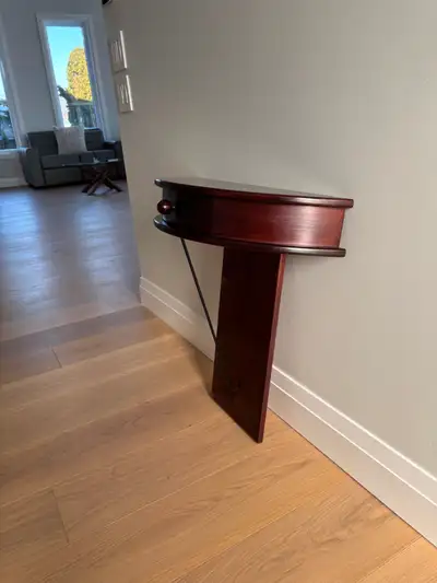 Table console en merisier, fait par un ébéniste. Petit tiroir pour ranger des clés et menu objets. I...