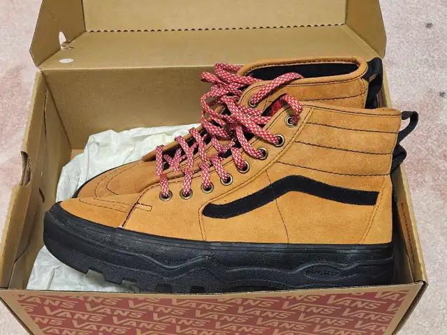 (NEW)M7/W8.5 Vans Sk8-Hi Suede Boots in Women's - Shoes in Markham / York Region - Image 4