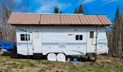 25 FT 2000 Fleetwood Prowler. Has water damage and roof needs repairing or for salvage. Slide-out di...