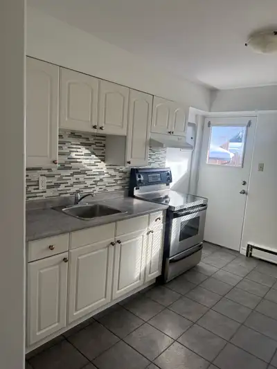 1 bedroom One bath room Quiet 6 plex Close to everything walking distance to Shopping, parks And bus...