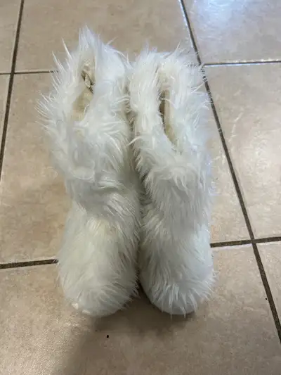 Girls Gap slippers size 12/13, View more