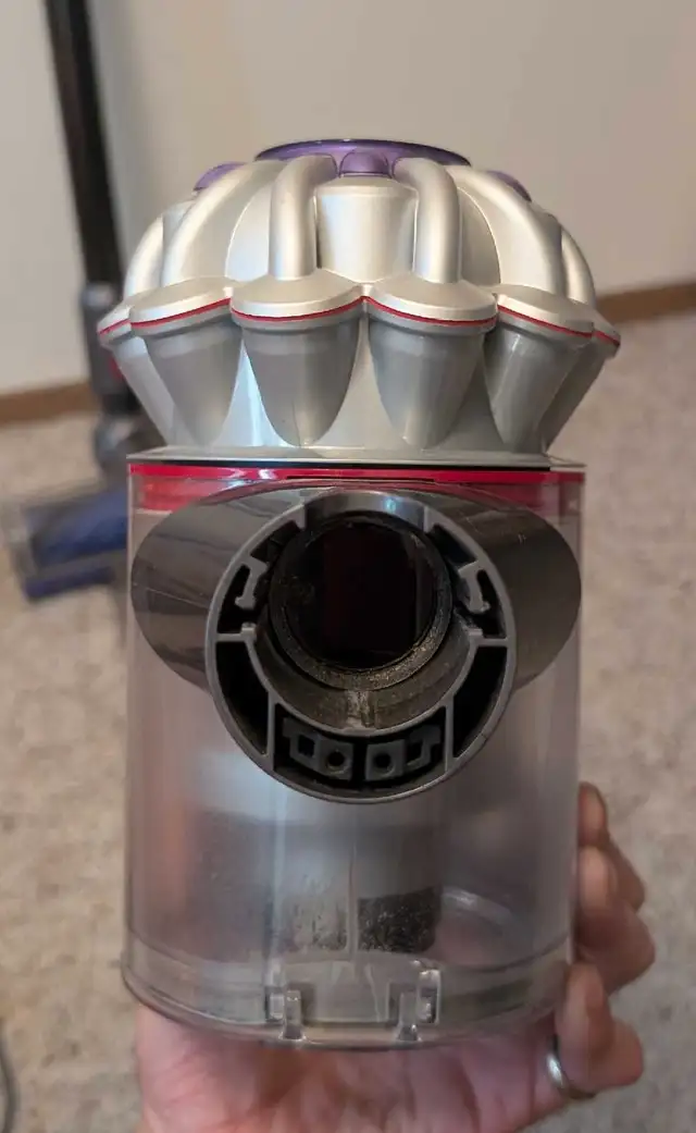 Almost new Dyson V8 Cordless Vacuum 180 obo in Other in Strathcona County - Image 5
