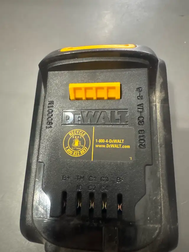 DeWalt 20V Battery in Power Tools in Calgary - Image 3