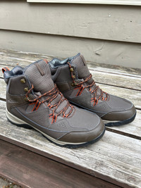 BRAND NEW COLUMBIA HIKING / WINTER BOOTS SIZE 13